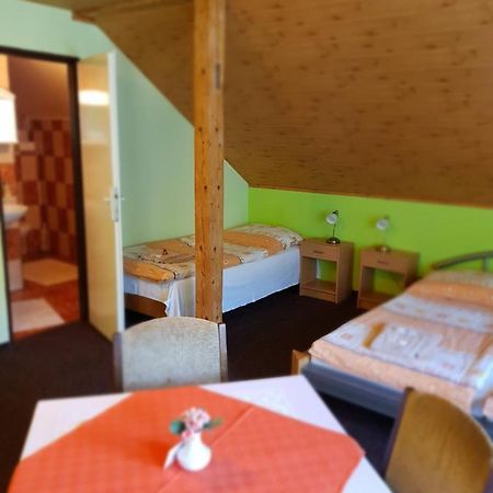 Guest House Pod Lesem Merklin Екстер'єр фото