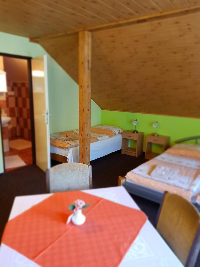 Guest House Pod Lesem Merklin Екстер'єр фото