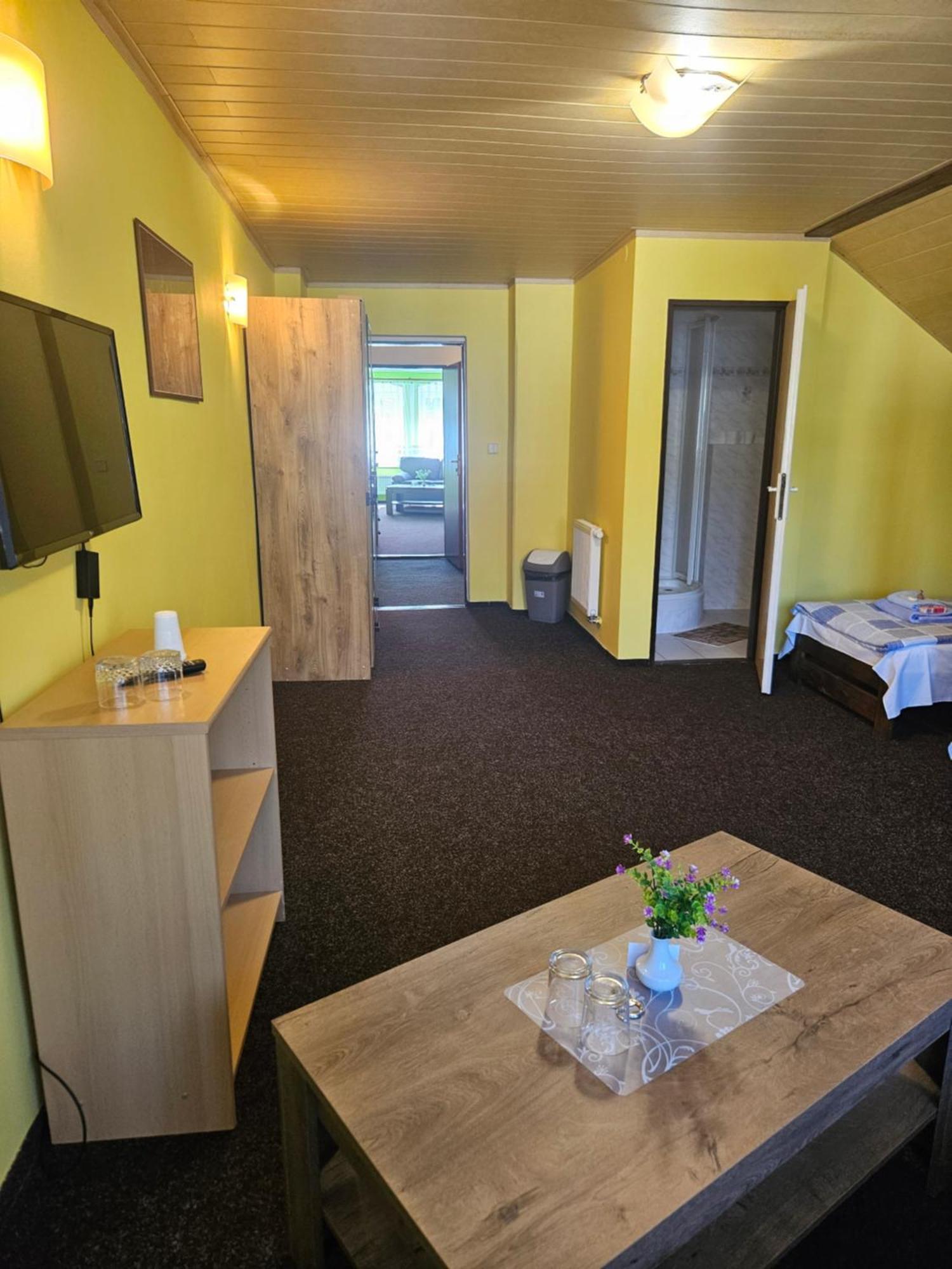 Guest House Pod Lesem Merklin Екстер'єр фото