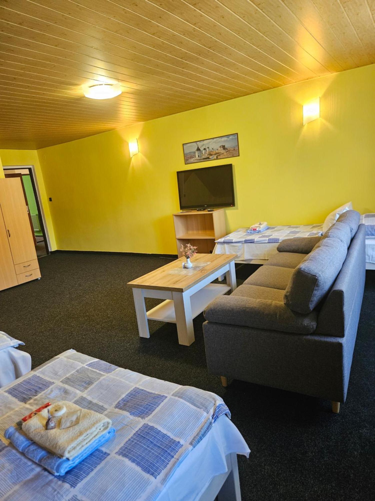 Guest House Pod Lesem Merklin Екстер'єр фото
